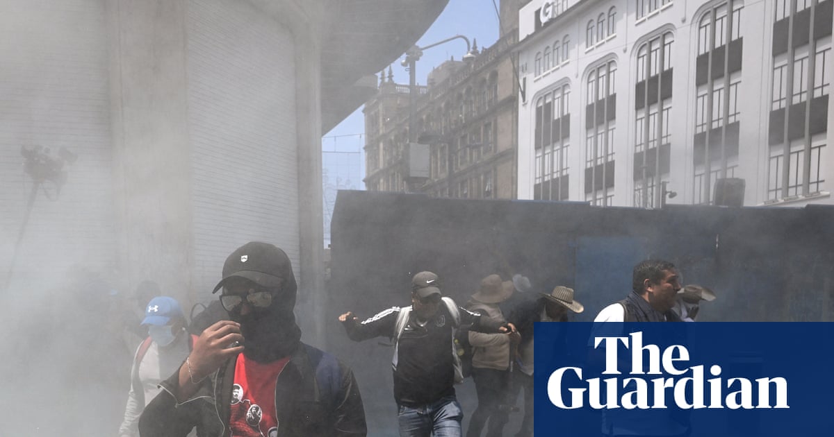 La policía de la Ciudad de México tira gas lacrimógeno a la protesta de maestros 10 días antes de la Copa del Mundo.