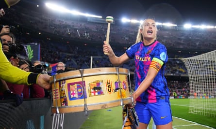 Alexia Putellas célèbre la victoire de Barcelone en Ligue des champions contre le Real Madrid la saison dernière.