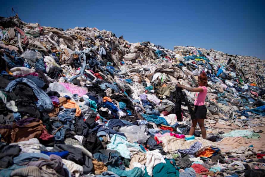 Moterys ieško dėvėtų drabužių tarp tonų išmestų Atakamos dykumoje, Alto Hospicio mieste, Ikikėje, Čilėje