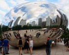 Artista contro la "fascista America": Anish Kapoor valuta azioni legali dopo foto di agenti di frontiera davanti alla sua scultura a Chicago