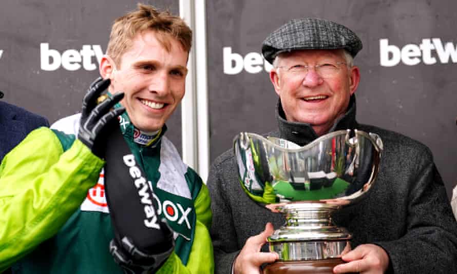Harry Cobdenas ir seras Alexas Fergusonas švenčia „Betway Bowl“ trofėjų