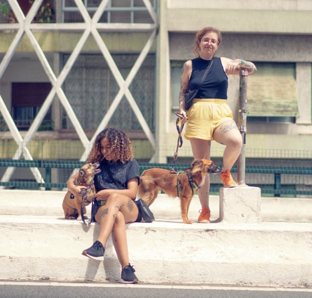 Simone Evangelista and Sofia Fernandes with their dogs Manu and Laika