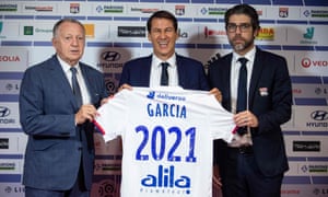 Rudi Garcia poses with Lyon president Jean-Michel Aulas and sporting director Juninho.