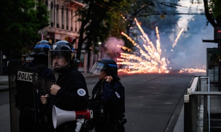 La policía antidisturbios francesa es atacada durante enfrentamientos en Lyon, sureste de Francia, el viernes.