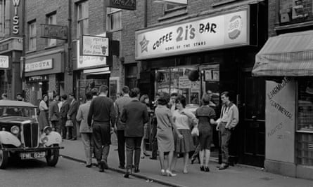Un groupe de jeunes devant le café-bar 2 I's à Soho, Londres, 1961.