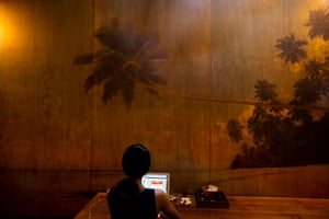 Jeje, a digital nomad, working alone in Dojo Bali, a co-working space in Canggu (Bali, Indonesia). She used to be a flight attendant but left to try a career as a digital nomad