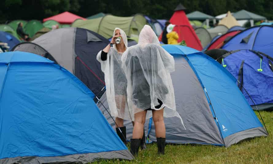 Bywalcy festiwali nie pozwalają, by mały deszcz zepsuł imprezę na Download Festival w Leicestershire