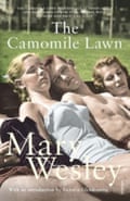 Sampul buku: The Camomile Lawn oleh Mary Wesley