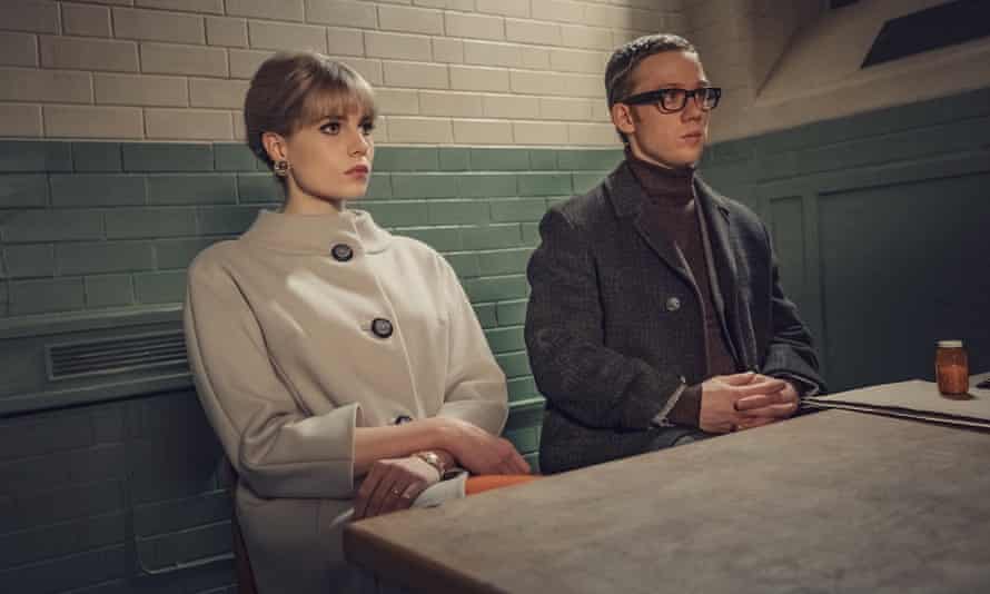 Lucy Boynton et Joe Cole dans The Ipcress File.
