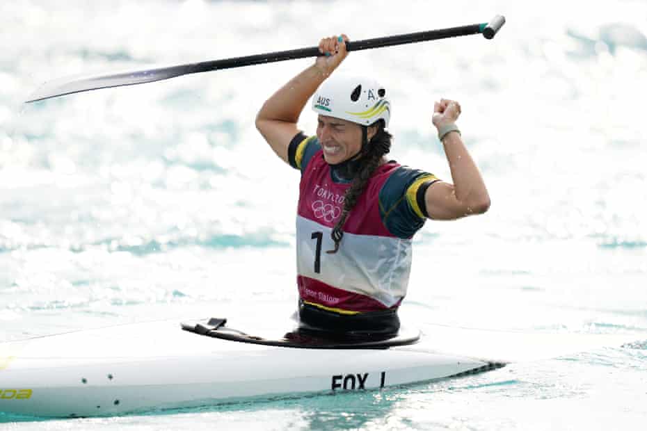 Jess Fox celebra después de finalmente ganar el oro olímpico.