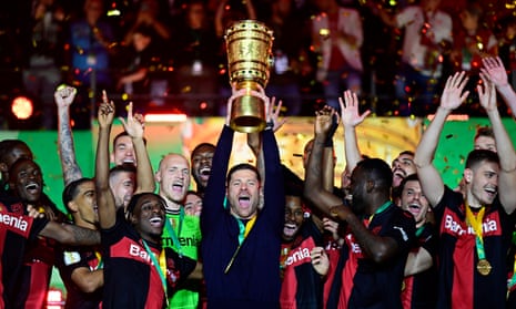 Xabi Alonso nâng cao chiếc cúp DFB Pokal sau khi Bayer Leverkusen đánh bại Kaiserslautern vào ngày 25 tháng 5 năm 2024.