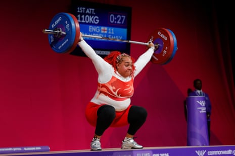 Emily Campbell, do Team England, tenta levantar 110 kg.