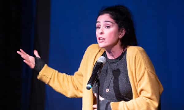 Srebrny język: Sarah wykonująca standup.