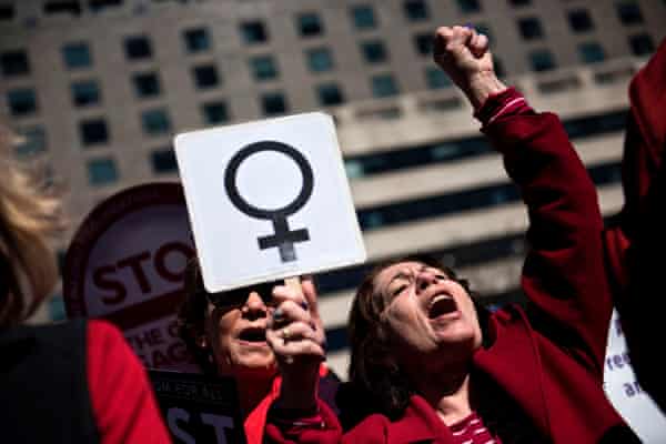 活動家は、トランプ政権に抗議し、月8、2017の国際女性の日を称えるために行進中に女性の権利のために結集します。