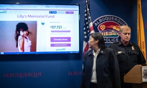 FBI chuyên Carol Lee, trái, và cảnh sát trưởng Albuquerque Gordon Eden nói chuyện với giới truyền thông vào ngày thứ Tư.