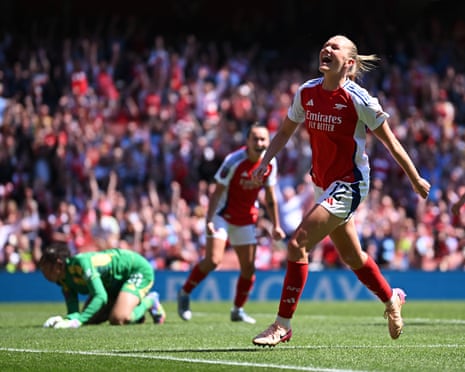 Arsenal WSL runners-up after resisting Manchester United fightback for 4-3 win | Women's Super League | The Guardian