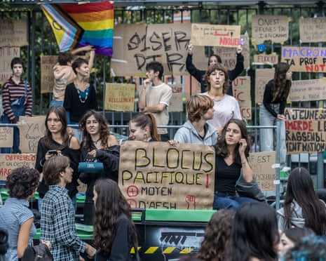 Young people are blocking the entrance to the Lycée Saint-Sernin in Toulouse city center.