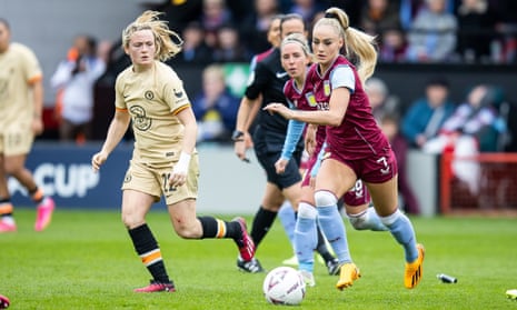 Alisha Lehmann corre el balón para Aston Villa.