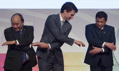 Justin Trudeau reaches out to Rodrigo Duterte, right, alongside the Vietnamese prime minister, Nguyen Xuan Phuc at the Asean summit in Manila on Tuesday.