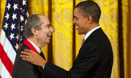 US president Barack Obama presents the National Humanities Medal to Roth in a 2011 ceremony.