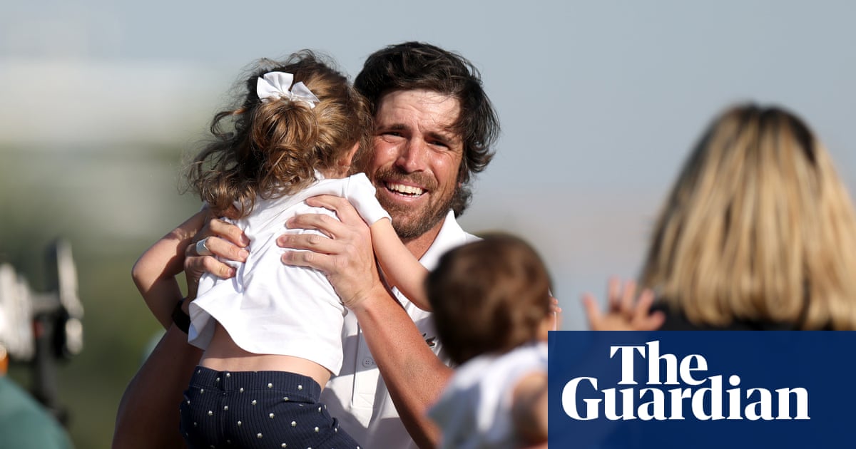 Shane Lowry chips into water at 72nd hole to blow lead as Elvira wins in Dubai