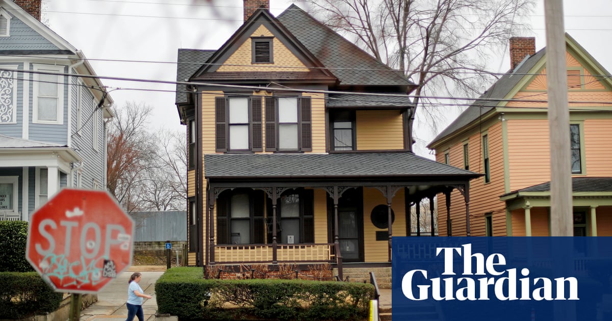 26 годишна жена обвинена след като свидетели казаха че е изляла