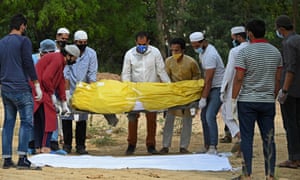 Familiares y amigos llevan el cadáver de una víctima del Covid-19 durante un entierro en Nueva Delhi a principios de abril.