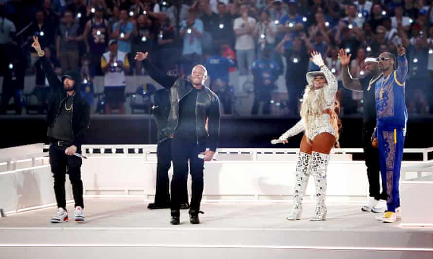 Pepsi Super Bowl LVI Halftime ShowINGLEWOOD, CALIFORNIA - FEBRUARY 13: (L-R) Eminem, Dr. Dre, Mary J. Blige, 50 Cent, and Snoop Dogg perform during the Pepsi Super Bowl LVI Halftime Show at SoFi Stadium on February 13, 2022 in Inglewood, California. (Photo by Katelyn Mulcahy/Getty Images)