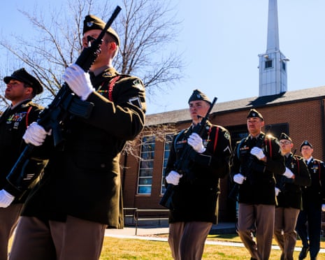 Trauernde Familien gefallener Familien Soldaten