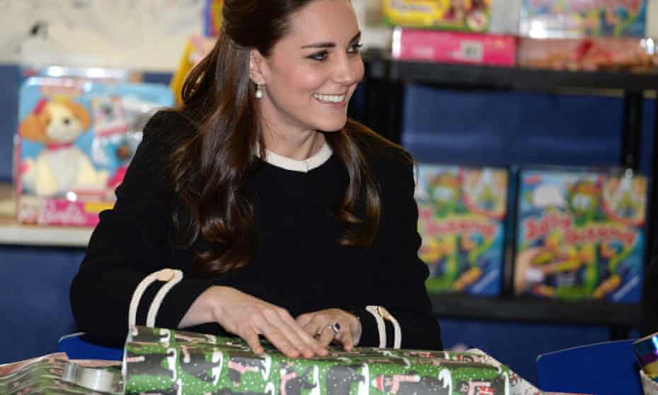 kate middleton wrapping presents
