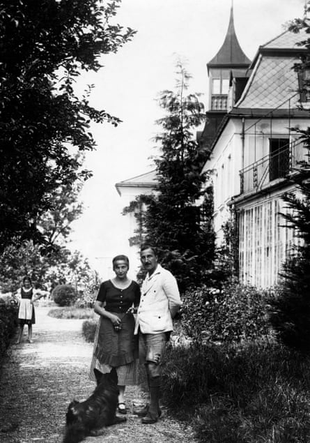 Stefan Zweig with his wife, Friderike, in front of the villa with a black dog