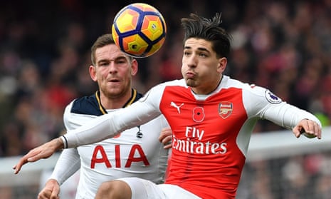 Héctor Bellerin, right, aims to wins possession while under pressure from Vincent Janssen during the recent north London derby. The right-back collected an injury in the match