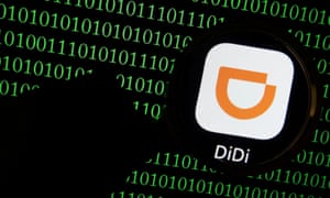 يظهر شعار التطبيق الخاص بشركة Didi ، وهي شركة صينية تقدّر الركوب ، على شاشة الكمبيوتر من خلال عدسة مكبرة