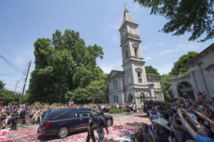 The hearse arrives at Cave Hill Cemetery