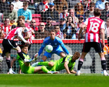 Tom Cairney and Joachim Andersen of Fulham do enough to force Keane Lewis-Potter of Brentford to shoot over