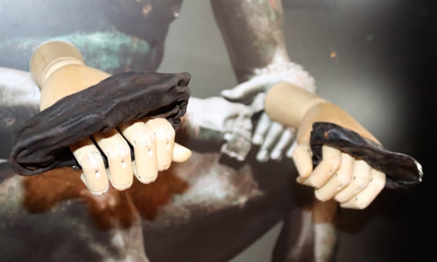 Los guantes parecen más tiras de cuero acolchadas que la versión actual usada en el boxeo contemporáneo. Foto: The vindolanda Trust. Los guantes parecen más tiras de cuero acolchadas que la versión actual usada en el boxeo contemporáneo. Foto: The vindolanda Trust.