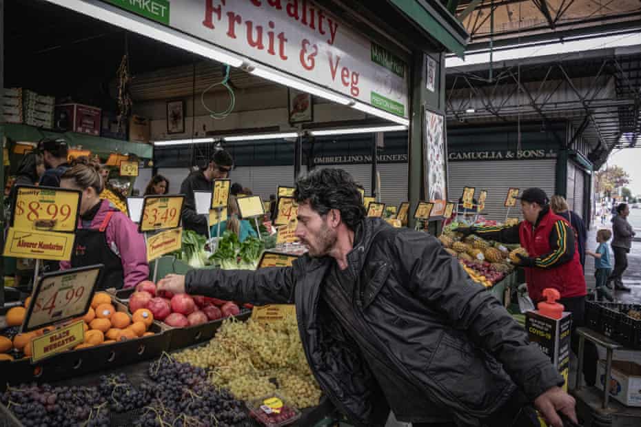 Bandesh compra fruta en Preston Market, en Melbourne.