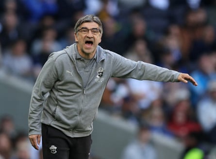 Southampton manager Ivan Juric gives orders to his team against Spurs