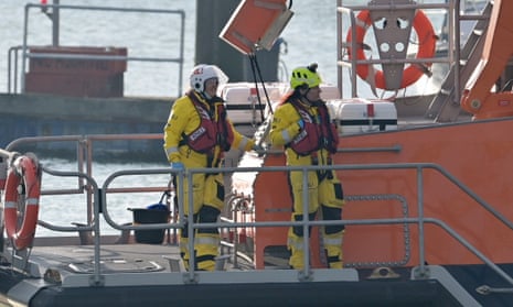 Un canot de sauvetage de la Royal National Lifeboat Institution (RNLI) retourne au port de Douvres.