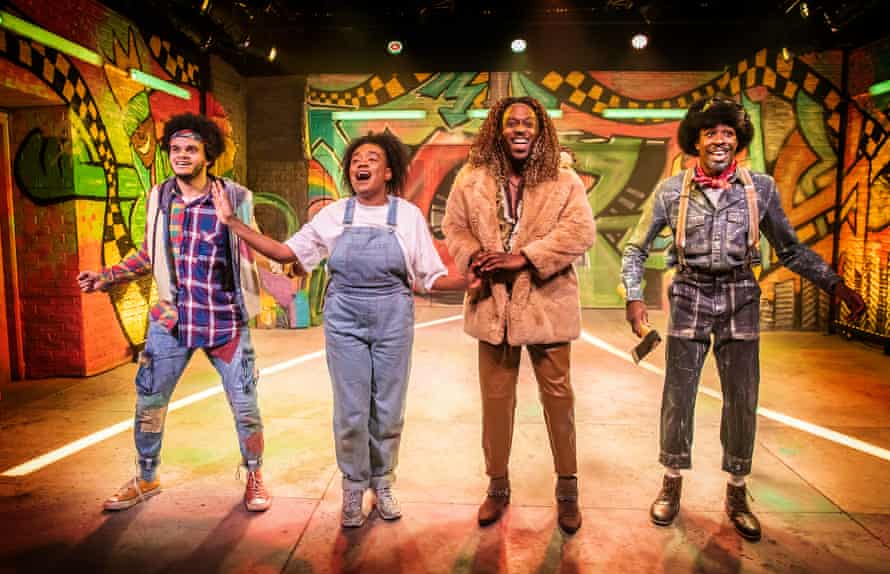 Tarik Fimpong (Épouvantail), Cherelle Williams (Dorothy), Jonathan Andre (Lion), Llewellyn Graham (Tinman) dans The Wiz at Hope Mill Theatre, Manchester.