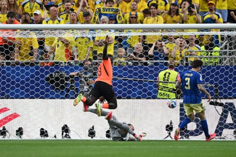 Brian Brobbey scores for Netherlands!