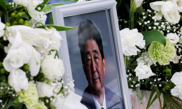 Een foto van Shinzo Abe op het hoofdkantoor van de Japanse liberaal-democratische partij in Tokio
