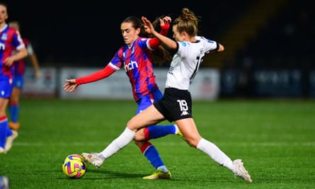 Lauren Heria de Lewes Women remporte le ballon d'Isabella Sibley de Crystal Palace plus tôt cette saison.