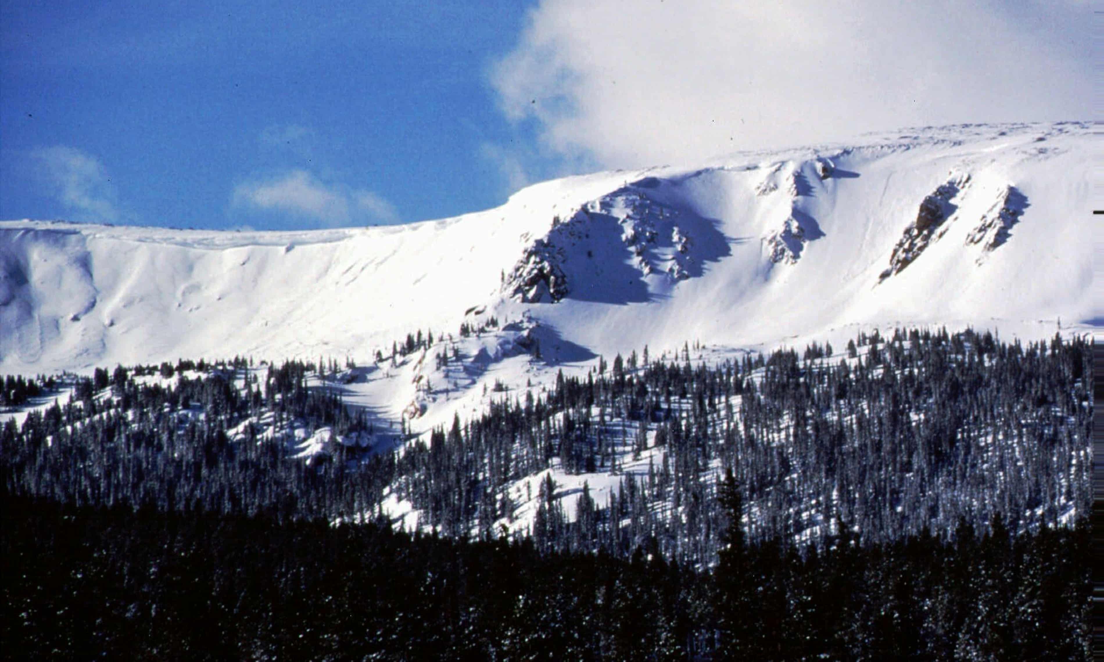 More than 170 snowboarders and skiers rescued after Colorado ski lift cracks (theguardian.com)