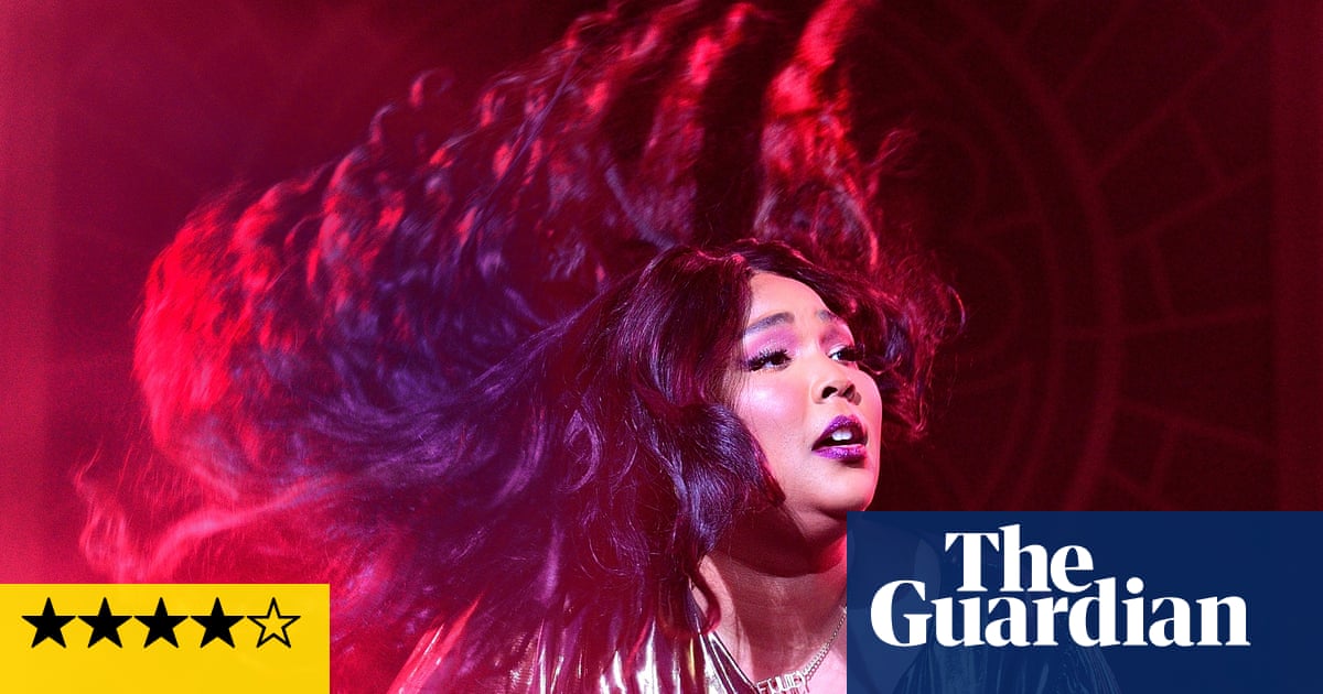 Lizzo review – love-bombing, hair-flipping hen party energy