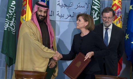 María Dolores de Cospedal and Mohammed bin Salman shake hands