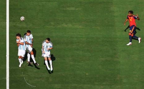 Lamine Yamal can’t enough lift on the free-kick.