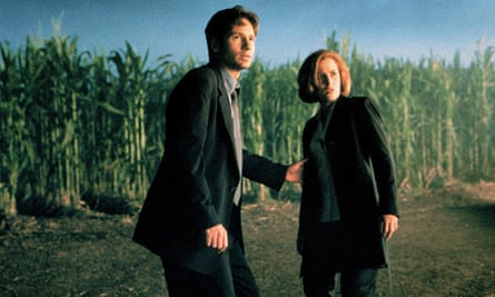 Gillian Anderson and David Duchovny in the X-Files, a field of tall crops behind them