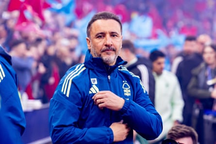 Vítor Pereira on the touchline