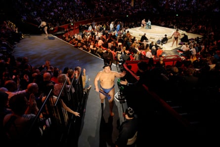Onosato greets fans as he walks back to the dressing room after beating Gonoyama.